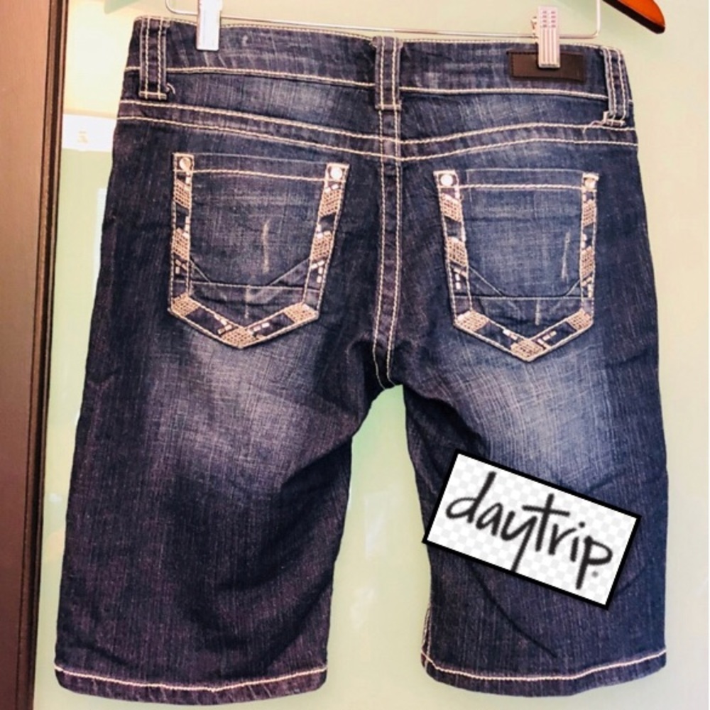 Buckle DAYTRIP Virgo Bermuda’s!